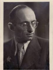 Фото вскоре после вийны с орденом на лацкане